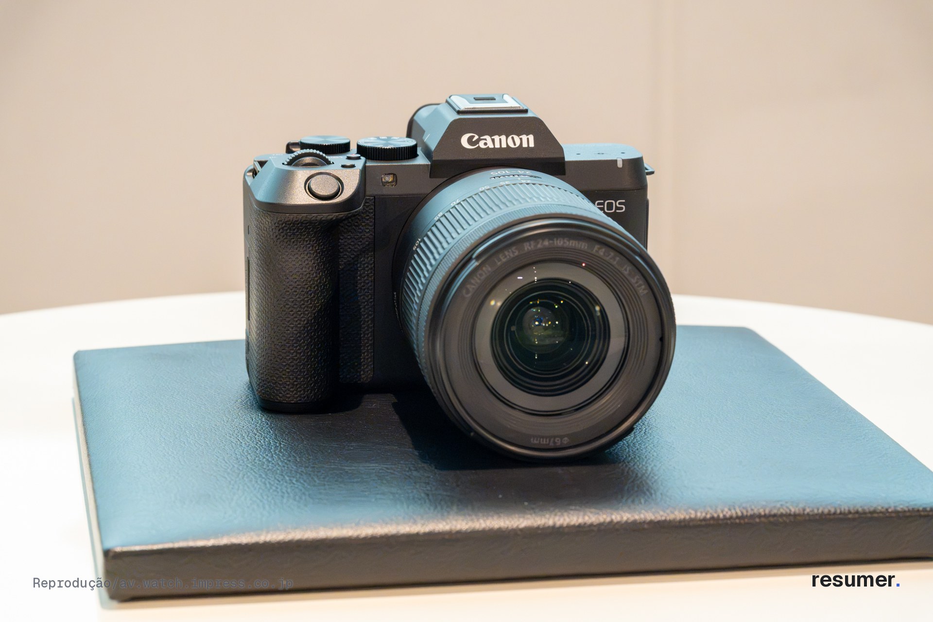 Canon EOS R8 Mark II, câmera mirrorless preta com design de linhas retas inspirado na EOS 650