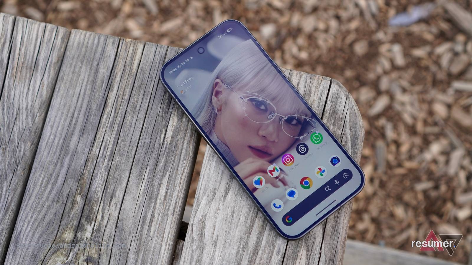 Tela de smartphone Google Pixel exibindo interface do Android sobre superfície de madeira