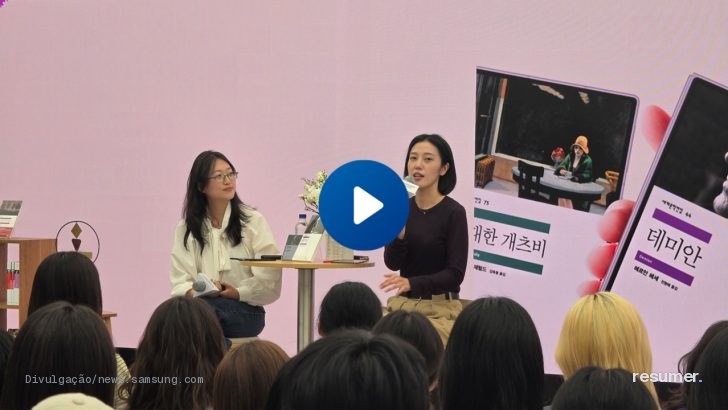 Imagem de divulgação da Samsung mostrando o Galaxy Z Fold8 aberto em evento de bate-papo literário com a Minumsa