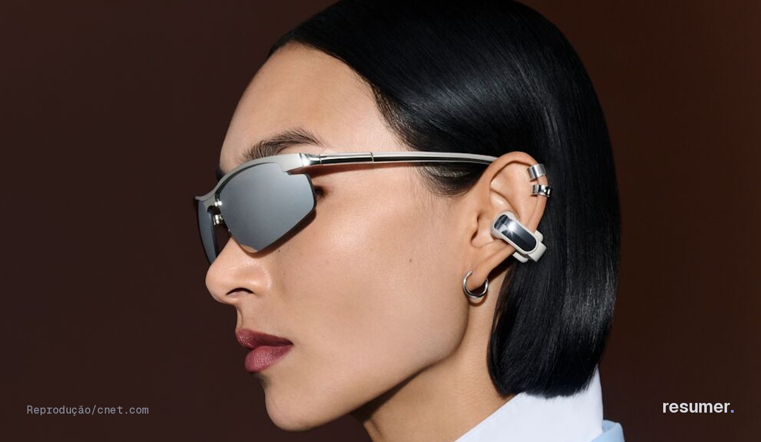 Auriculares Bose Ultra Open-Earbuds 2ª geração em tom prata e cinza.