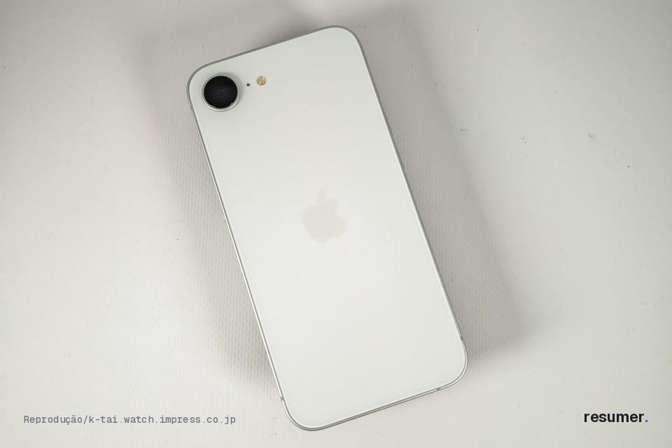 iPhone 16e em destaque com fundo branco