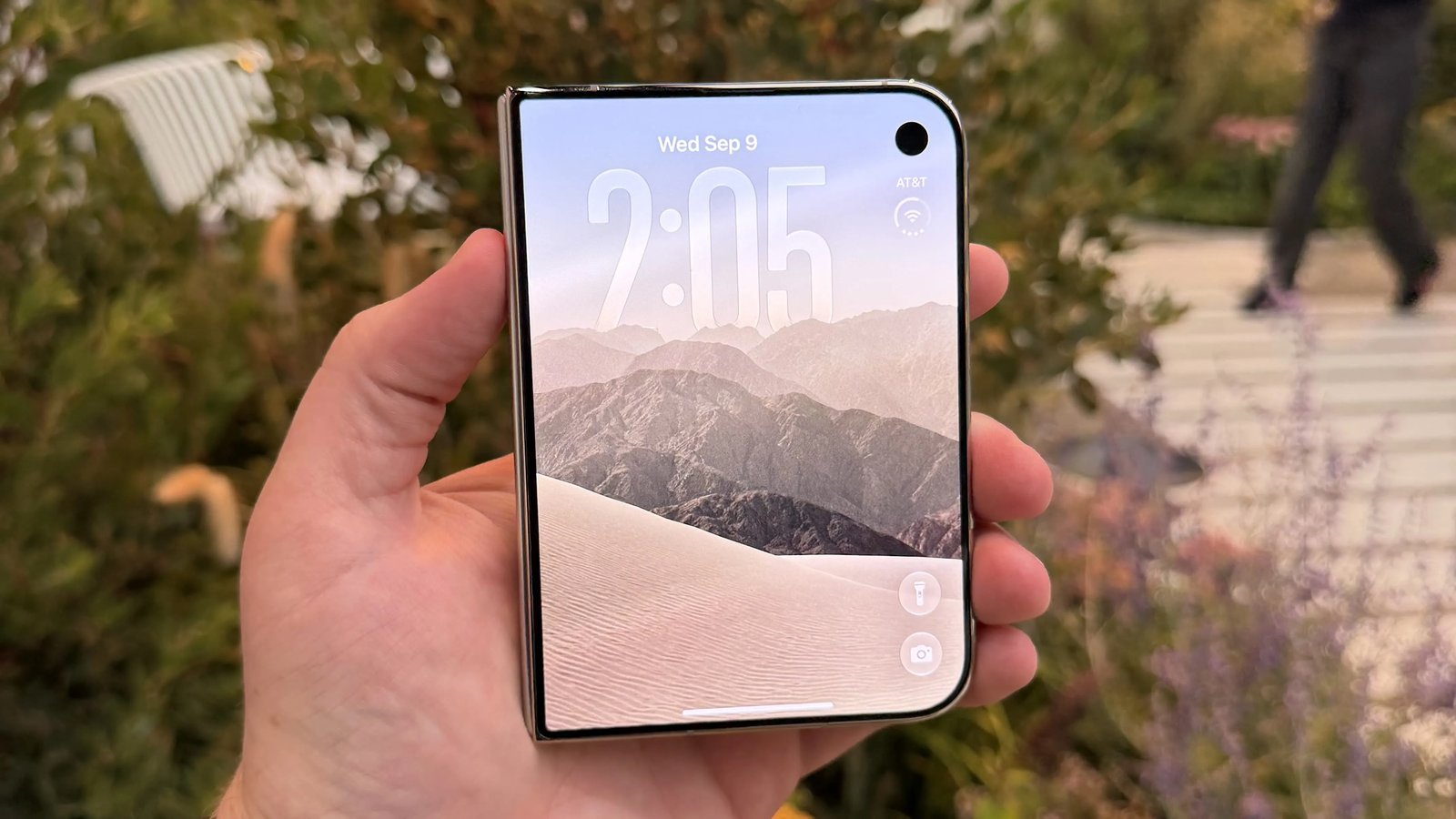 Apple lança iPhone Duo, primeiro dobrável da marca