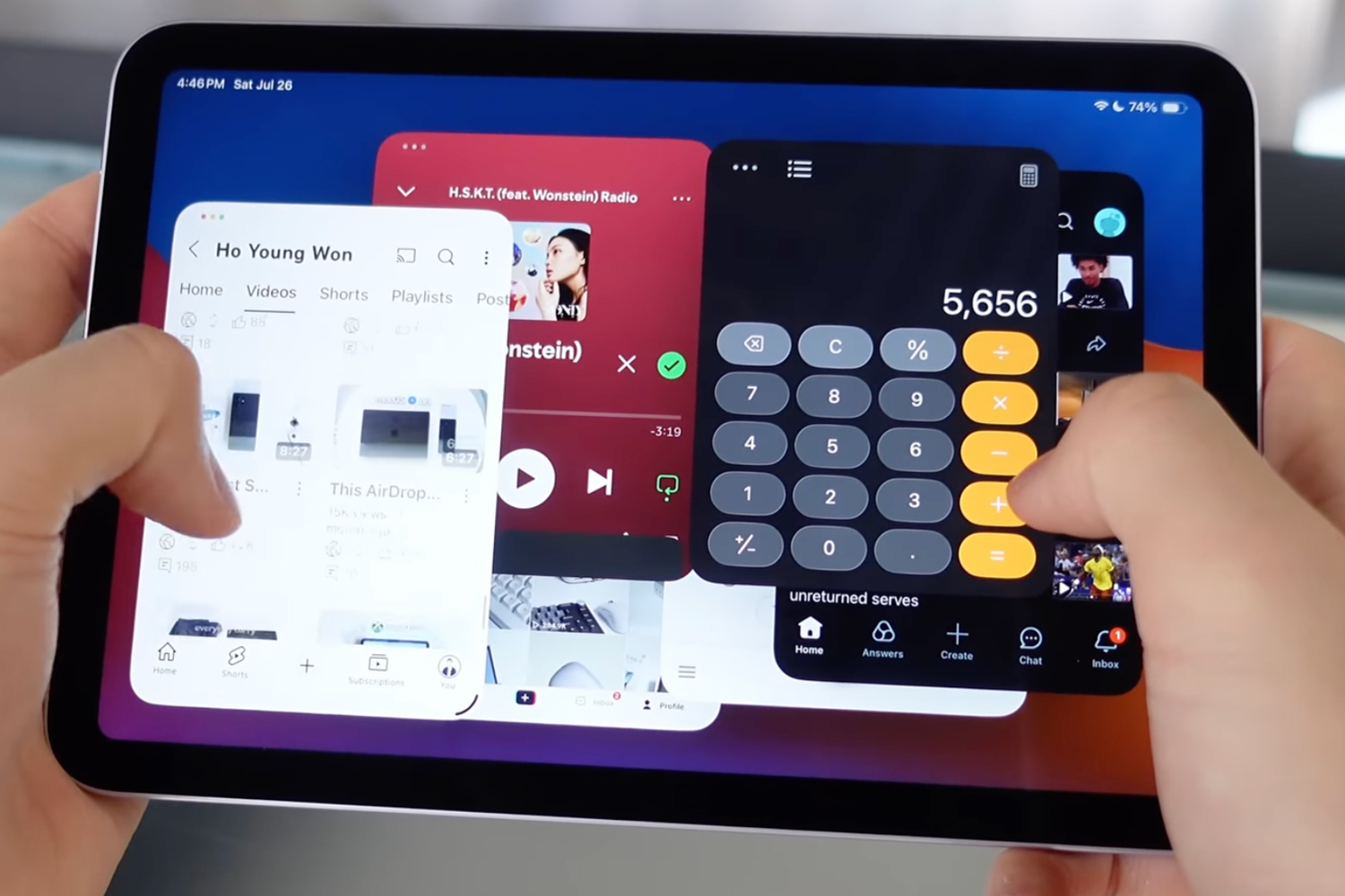 iPad mini atual em uso, com vários apps abertos em janelas flutuantes