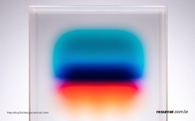 Escultura flutuante feita com tinta transparente em ambiente minimalista