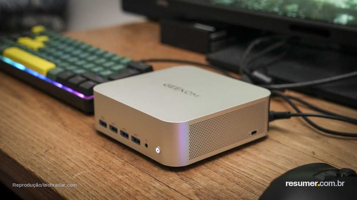 Um laptop elegante com o Geekom A8 Max.