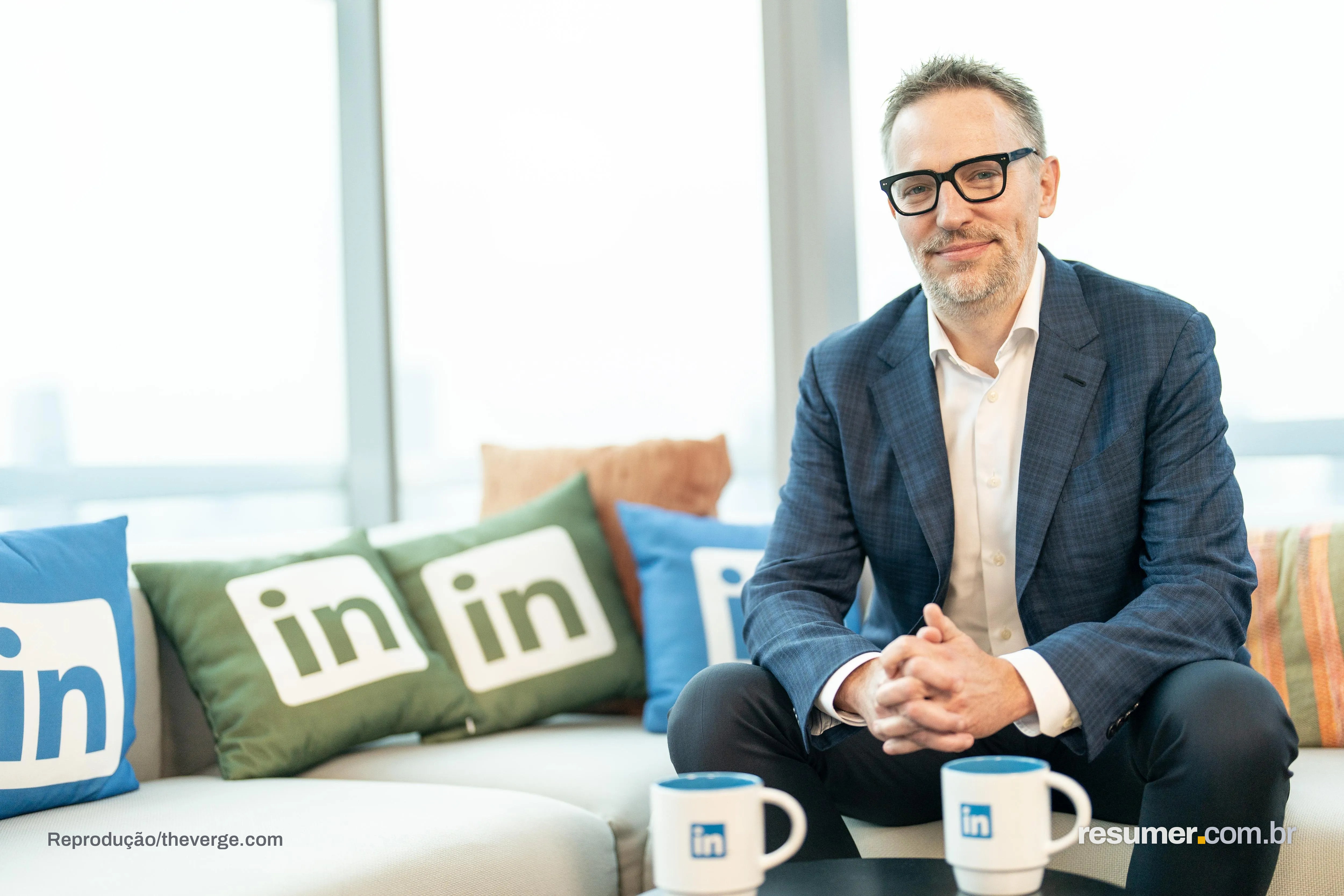 Foto de Ryan Roslansky, ex-CEO da Microsoft, em evento de networking.