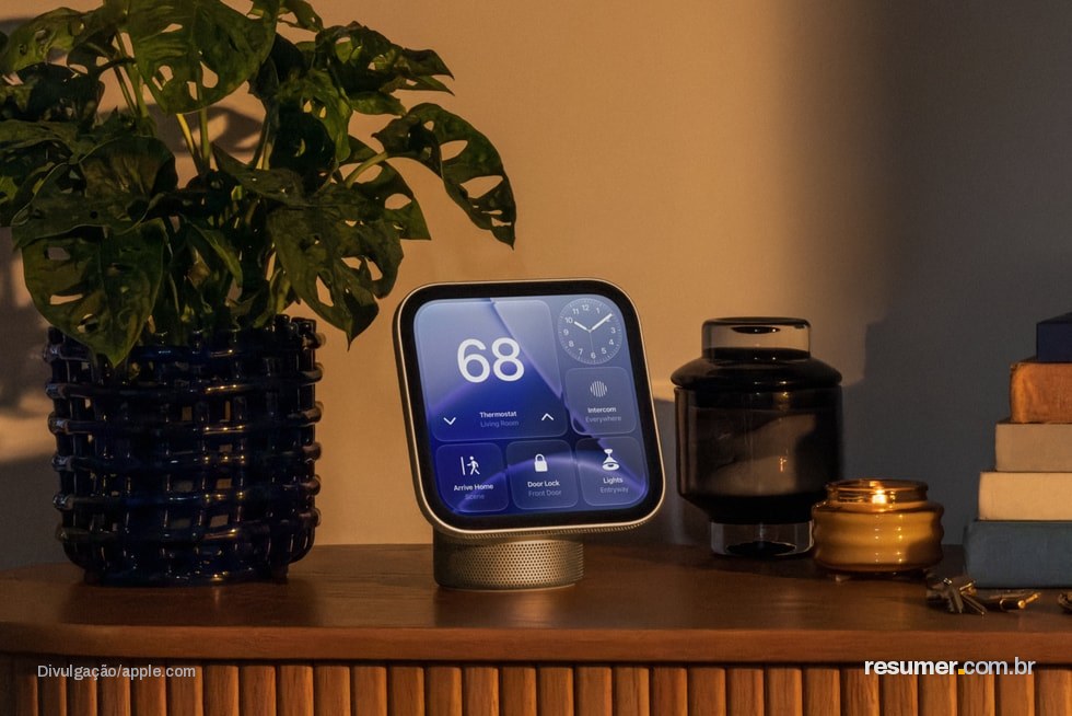 Apple HomeView em ambiente de sala de estar com tela mostrando conteúdo de vídeo