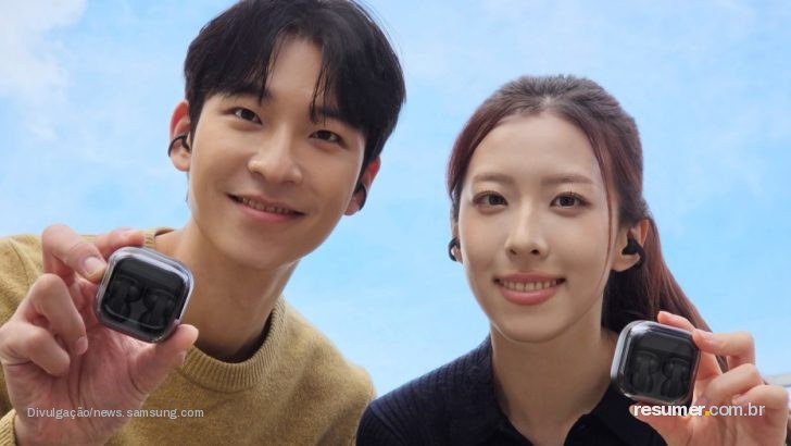Galaxy Buds On em destaque com design clipe e detalhes do produto
